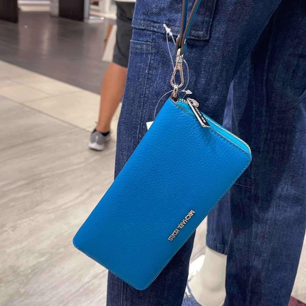 Michael Kors Jet Set Travel Large Travel CONTINENTAL 
Lagoon - Picture 12 of 16